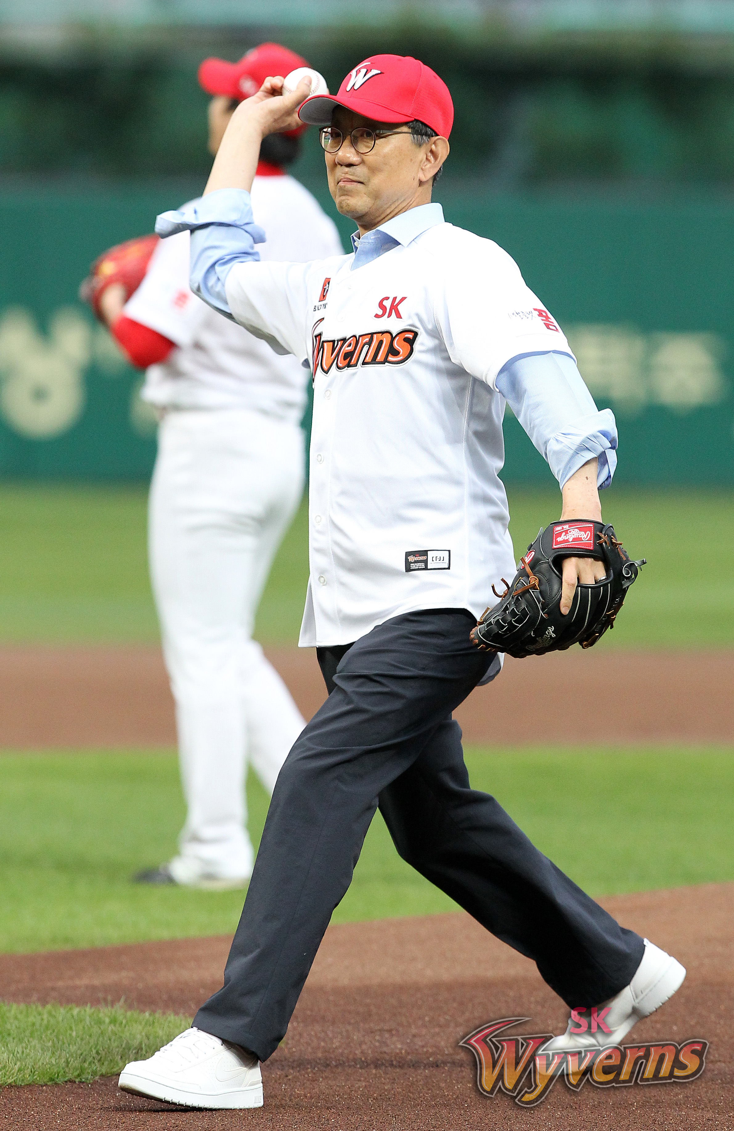 '16 진인주 총장 프로야구 '인하공전의 날' 행사 시구 대표이미지