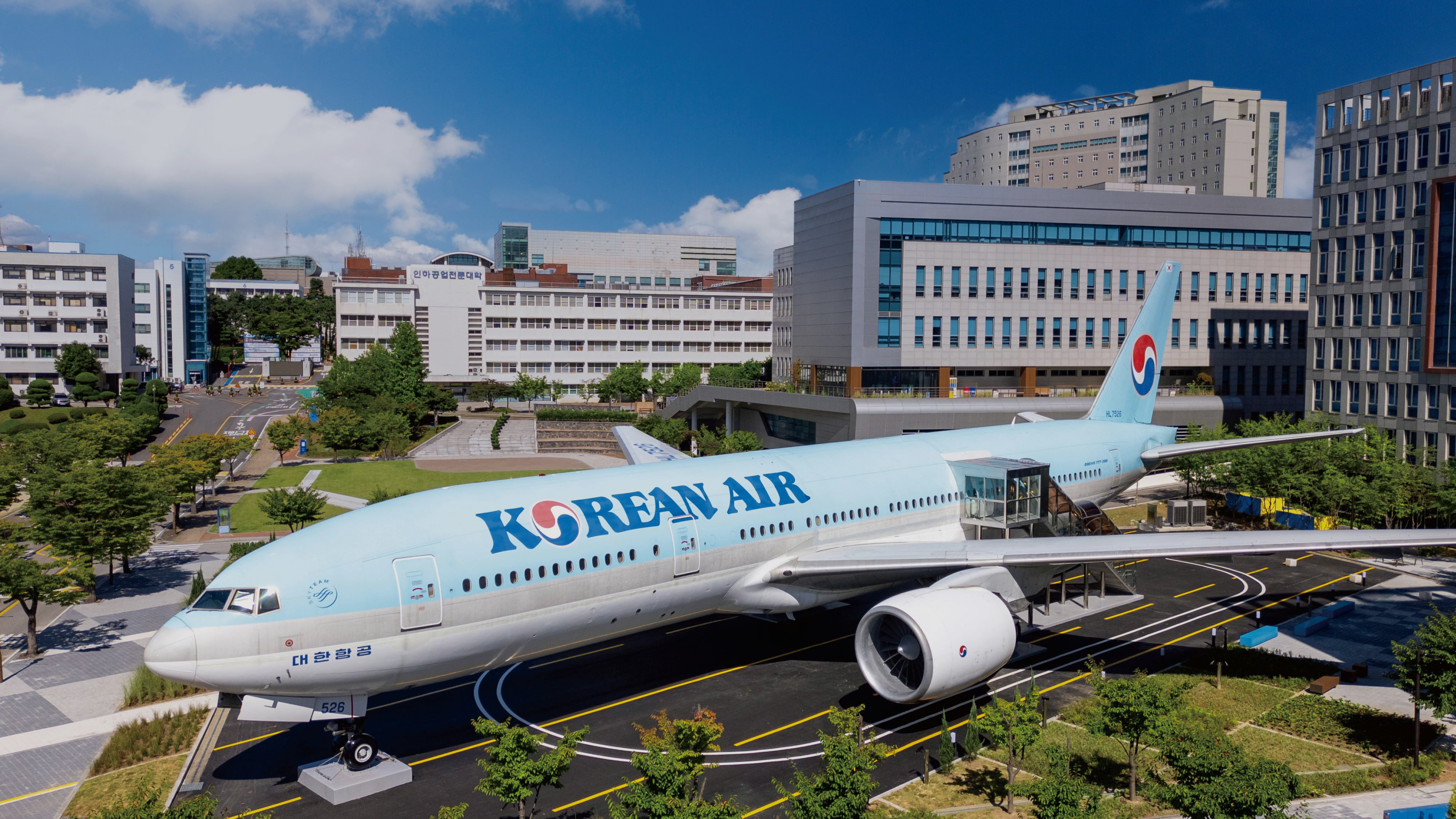 Moving Forward! 젊음이 당당히 나아갈 수 있도록 든든한 버팀목이 되겠습니다.