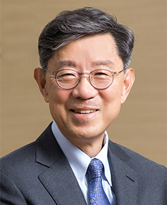 제9대 총장 진인주 박사